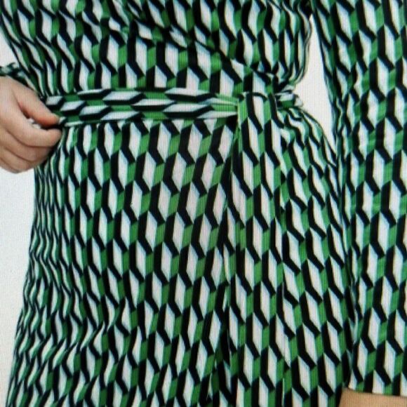DVF Green Geometric Print Wrap Dress 👗 Chic & Polished! Great for Travel 🧳 ✈️ - Picture 3 of 17